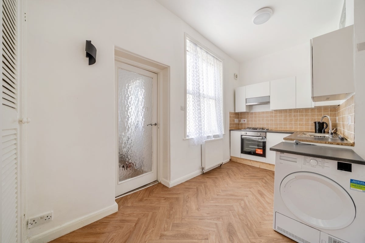 Flat Epsom Road in Epsom and Ewell