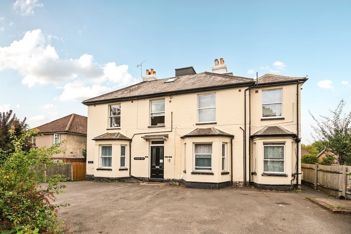 Flat Epsom Road in Epsom and Ewell