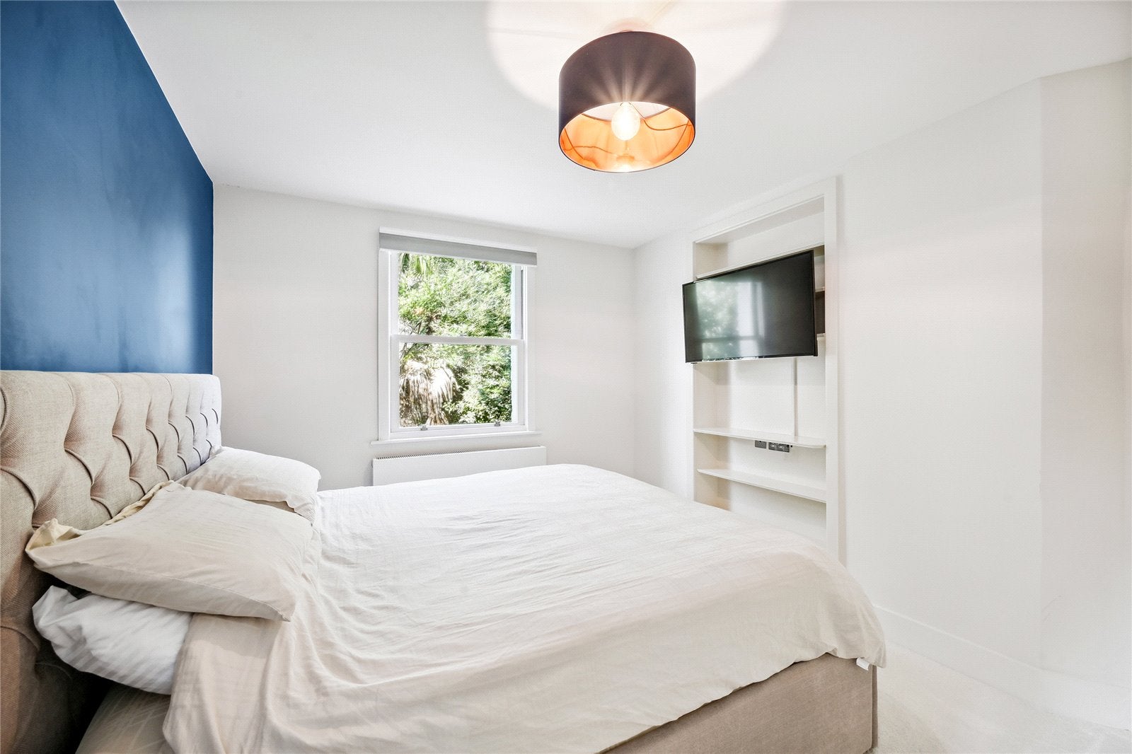 Flat Tournay Road in Greater London
