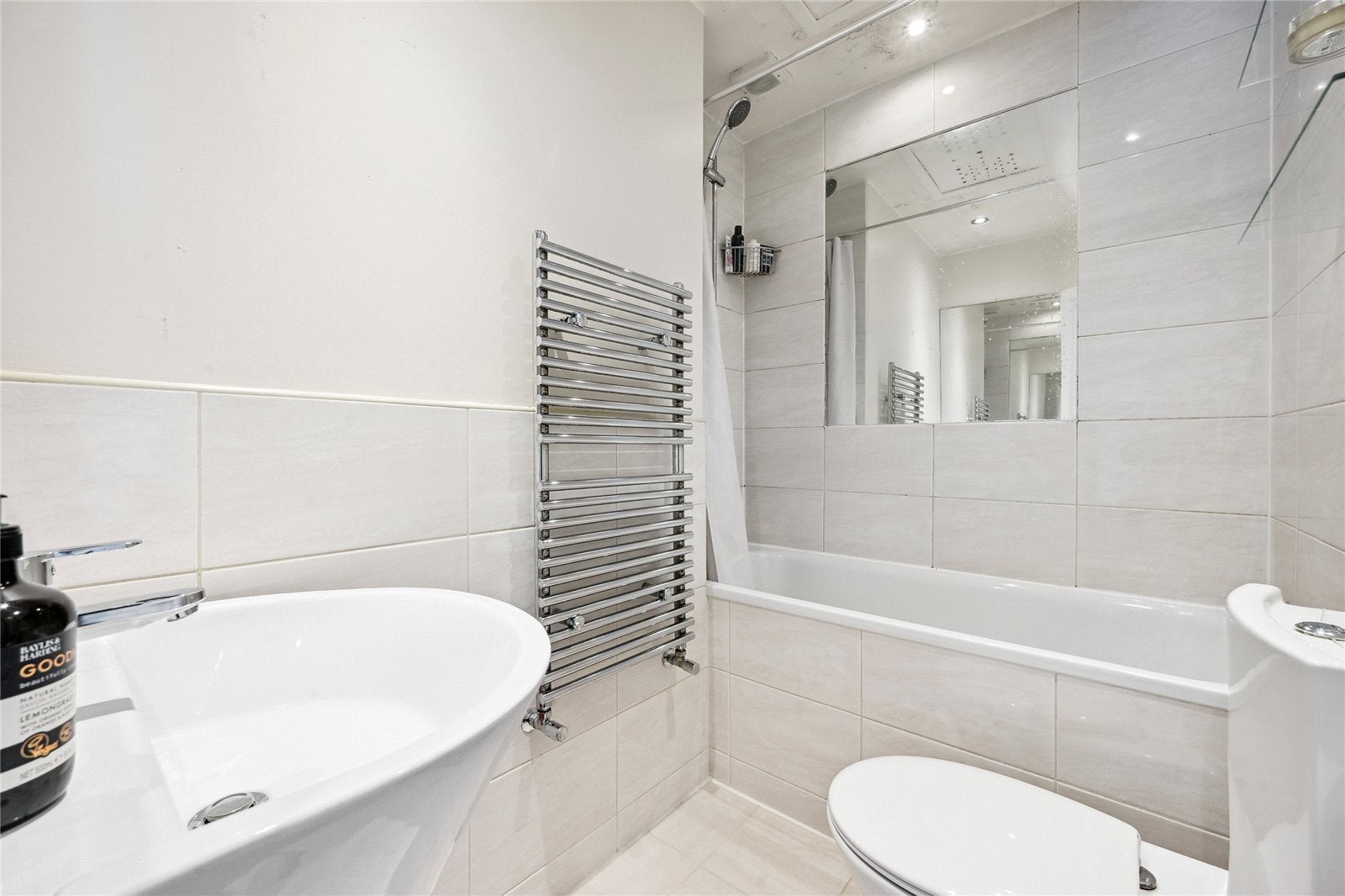 Flat Tournay Road in Greater London