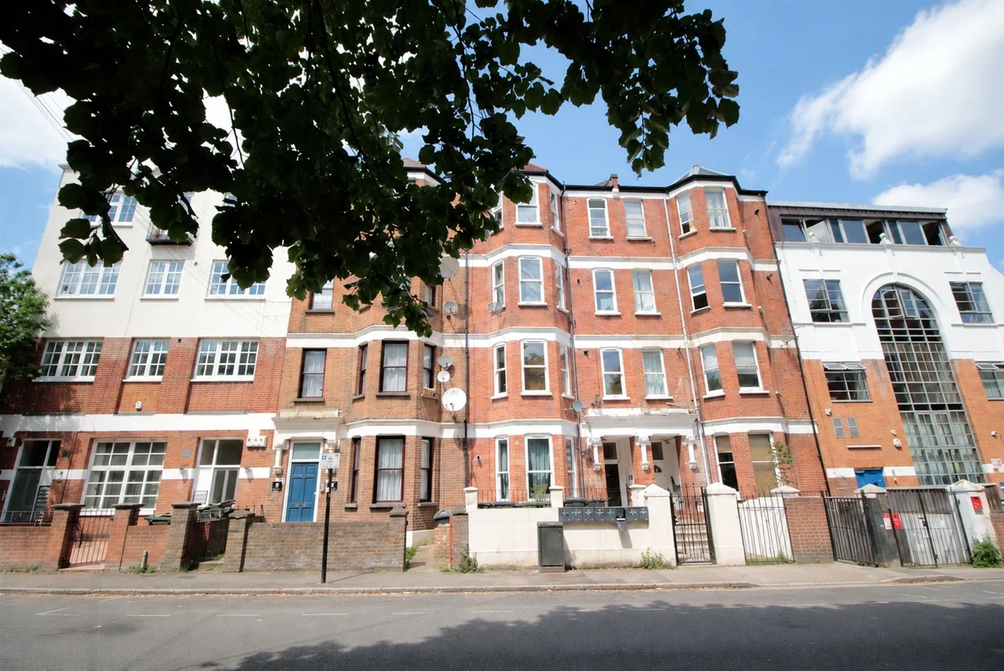 Flat Brighton Terrace in Greater London