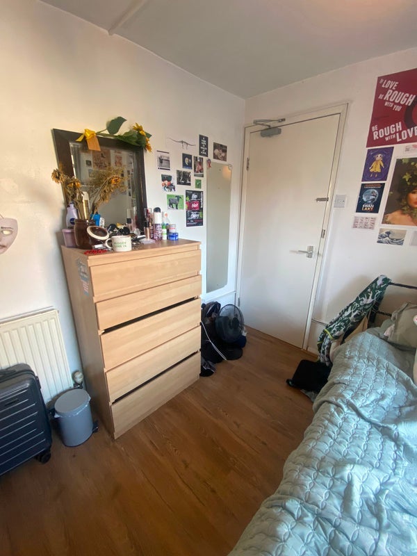 Room Cannon Street Road in Greater London