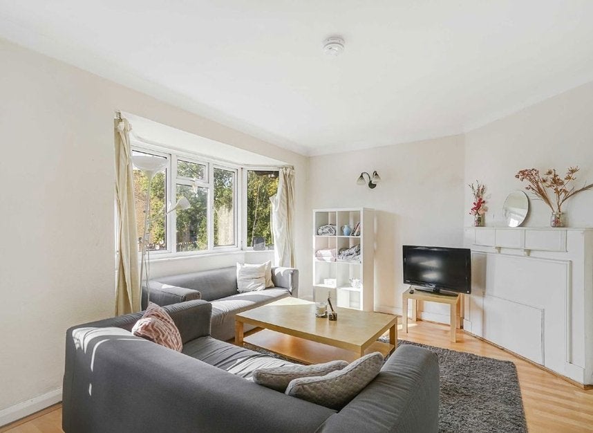 Flat Kings Avenue in London