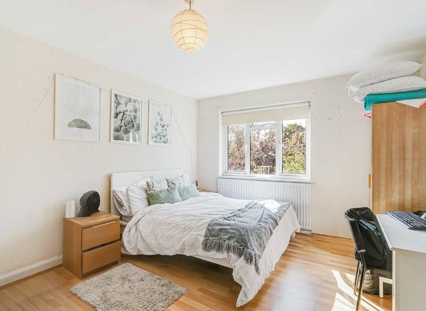 Flat Kings Avenue in London