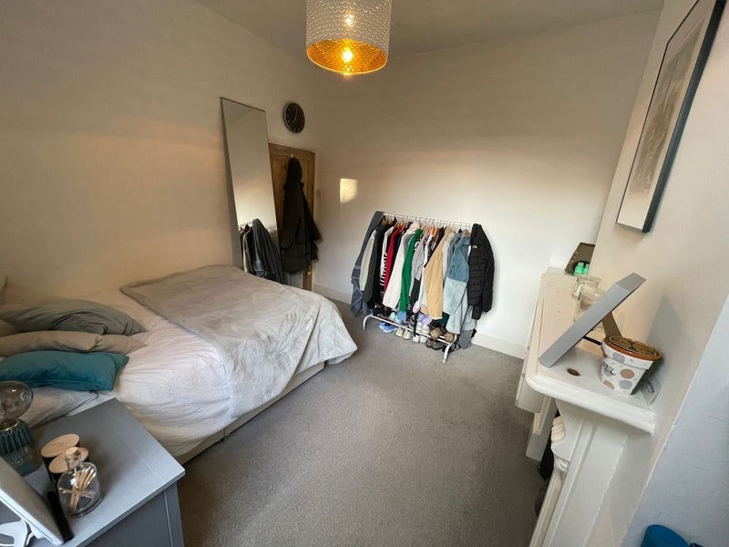 Room Elspeth Road in Greater London
