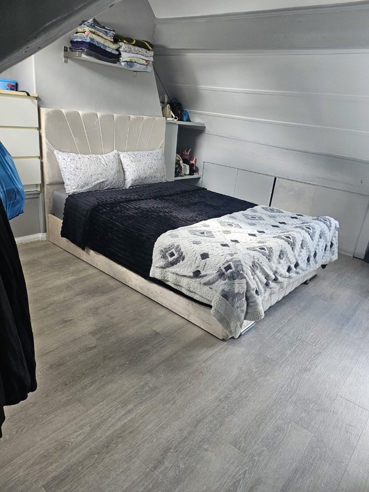Room Yews Mount in Kirklees
