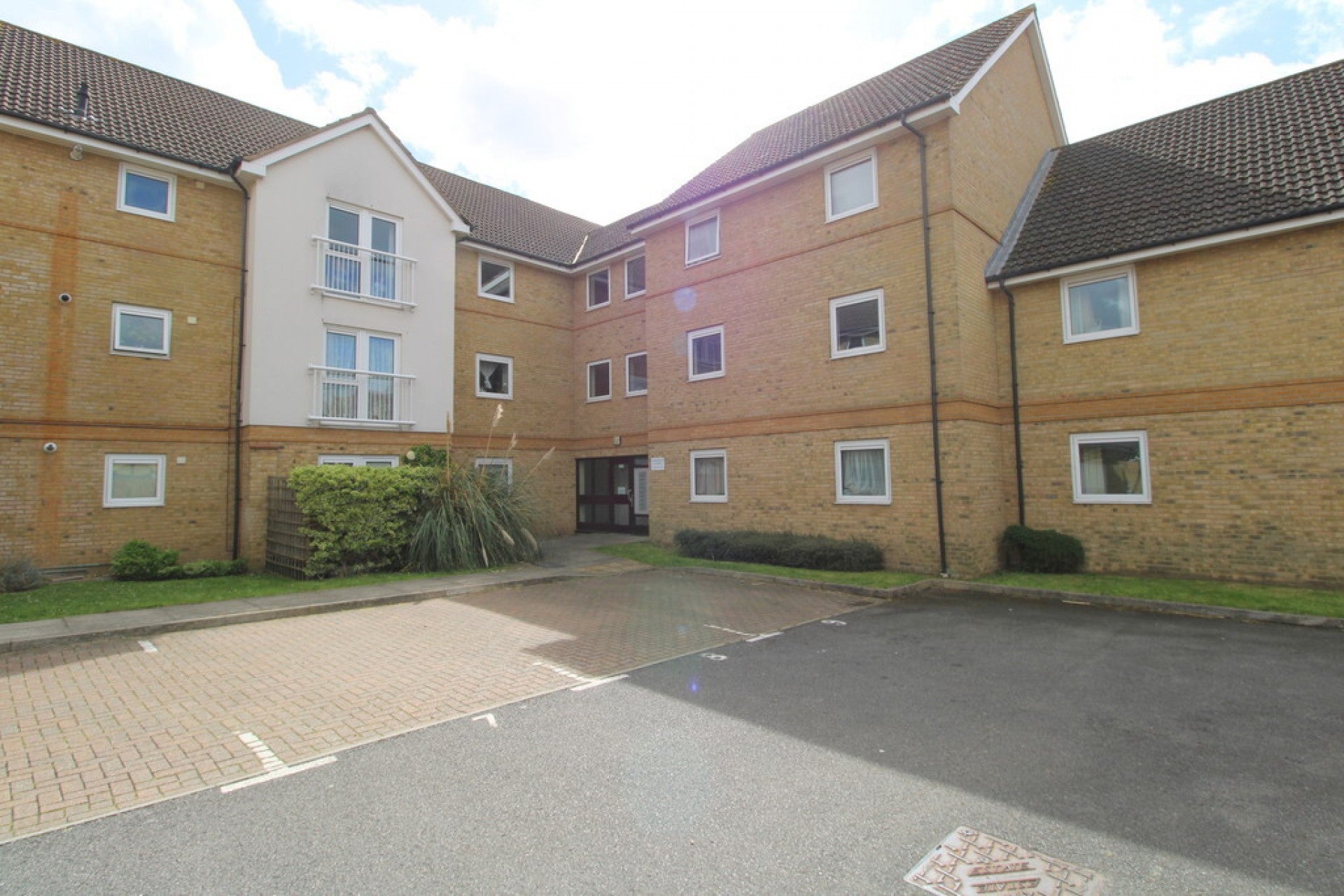 Flat Vernon Close in Borough of Spelthorne