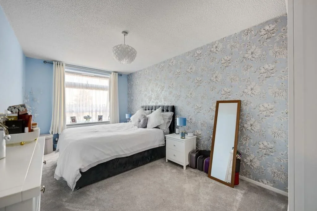 Flat Harlinger Street in Greater London
