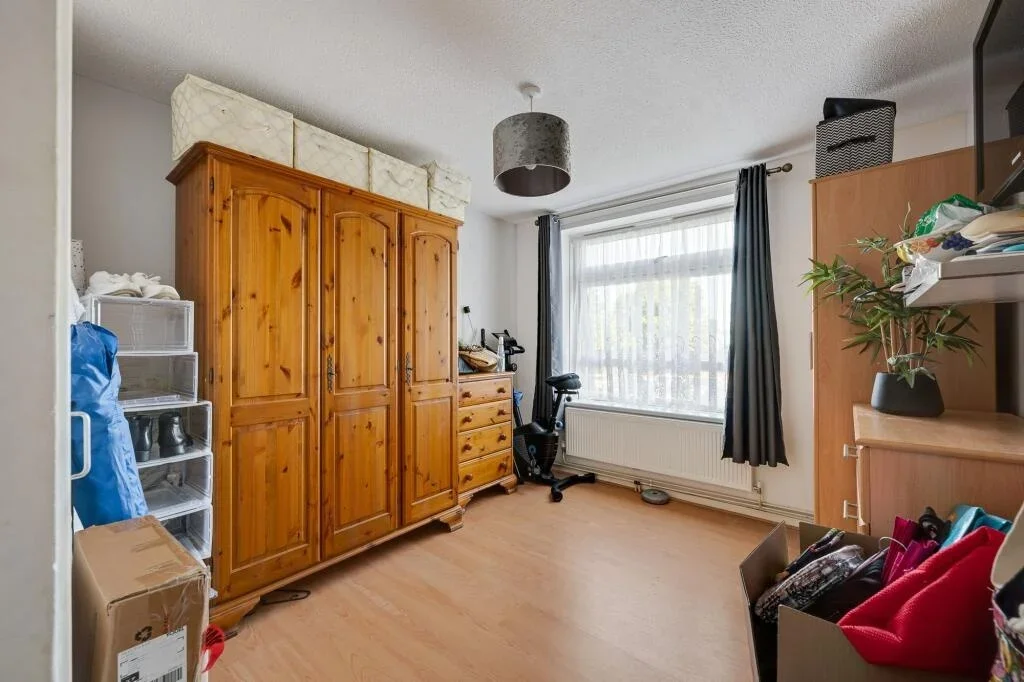 Flat Harlinger Street in Greater London