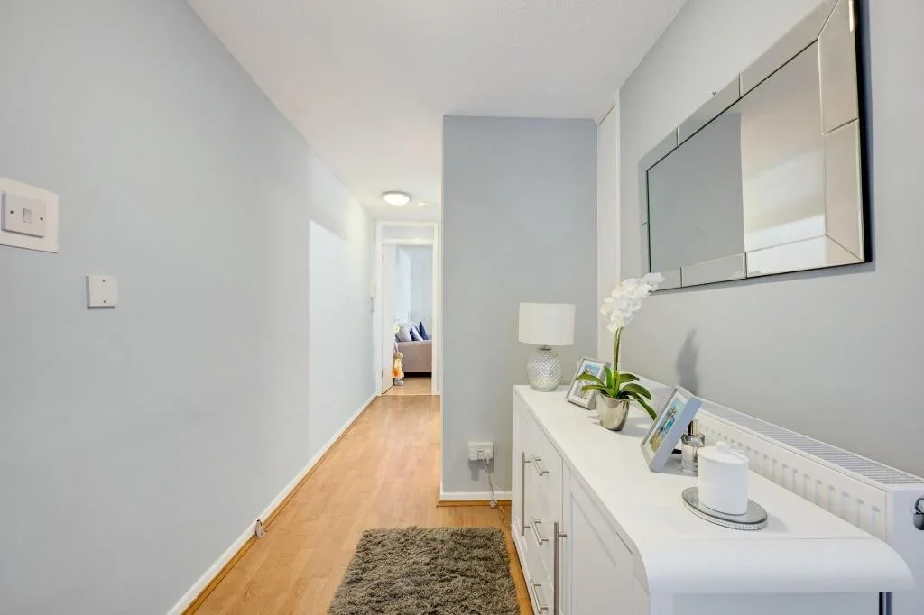 Flat Harlinger Street in Greater London