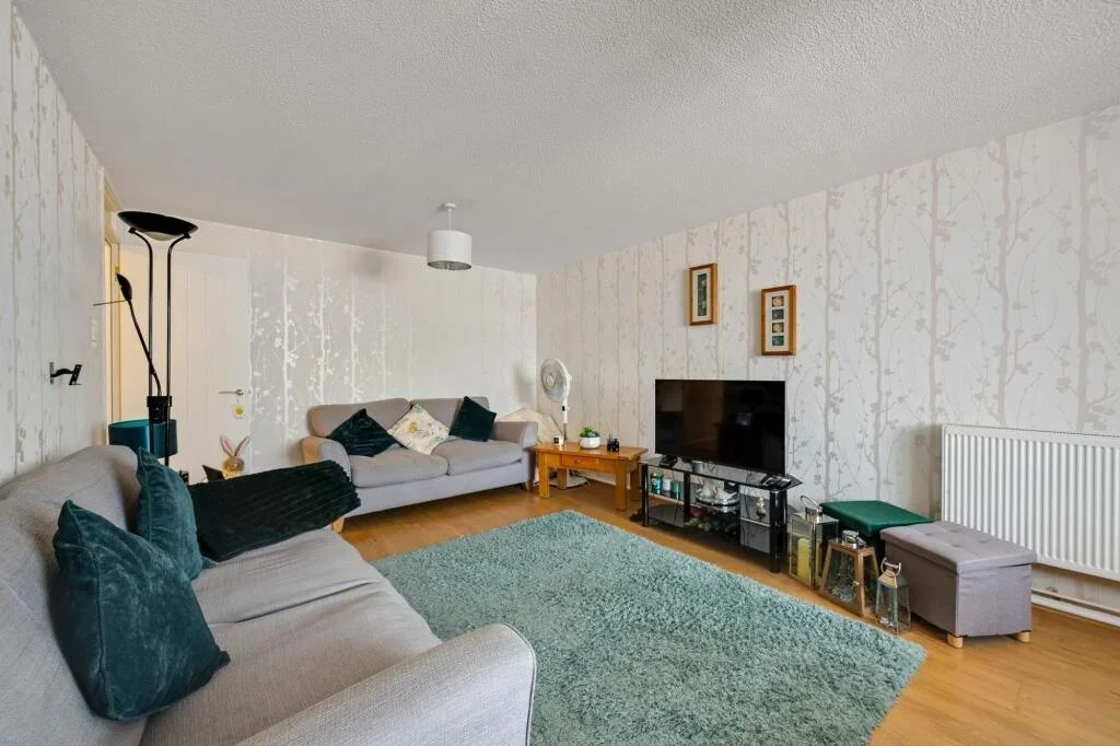 Flat Harlinger Street in Greater London