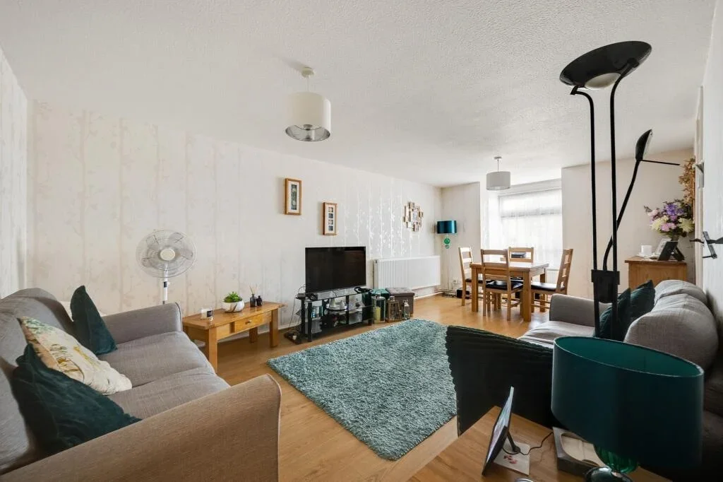 Flat Harlinger Street in Greater London
