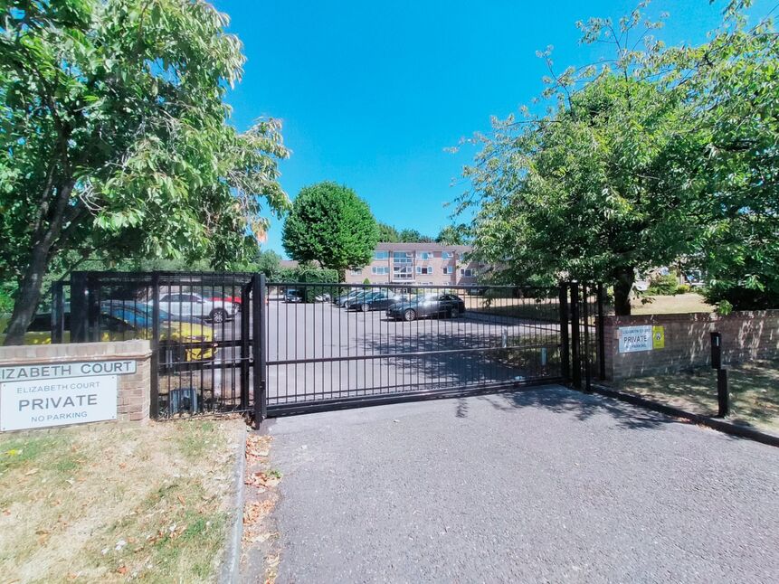 Flat Elizabeth Court in Watford