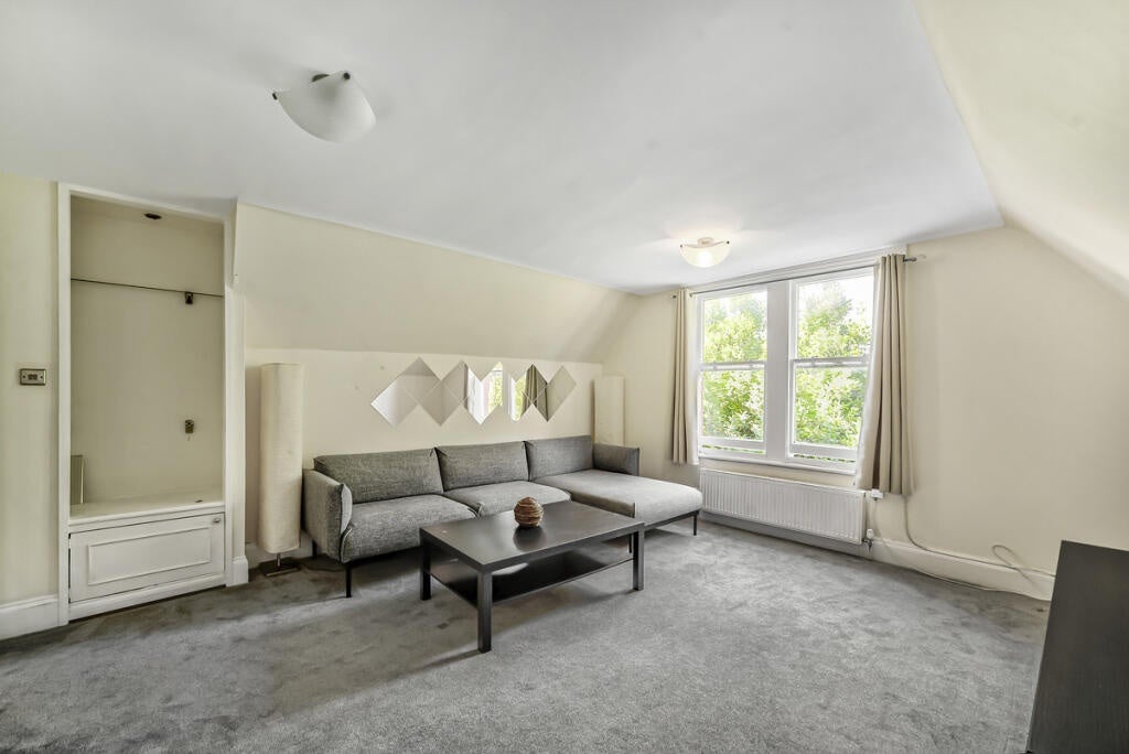 Flat Montpelier Road in Greater London