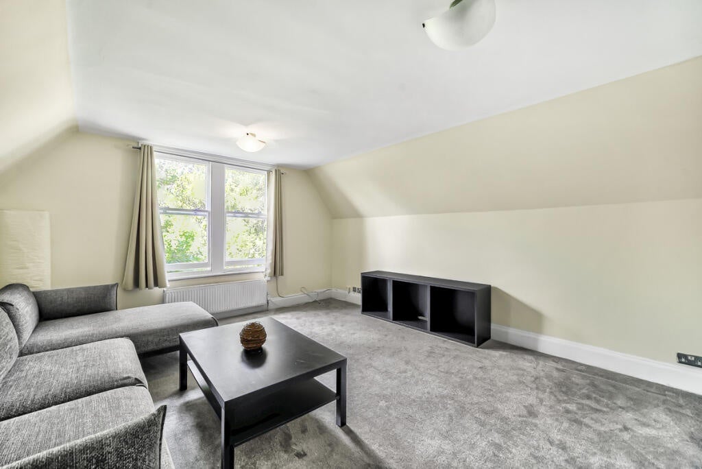 Flat Montpelier Road in Greater London