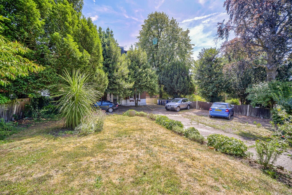Flat Montpelier Road in Greater London