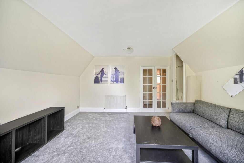 Flat Montpelier Road in Greater London