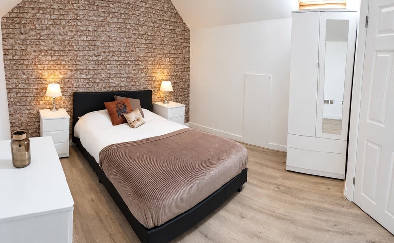 Room Carlingford Road in Ashfield