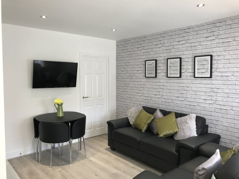 Room Carlingford Road in Ashfield