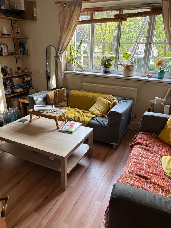 Flat Garratt Lane in Greater London