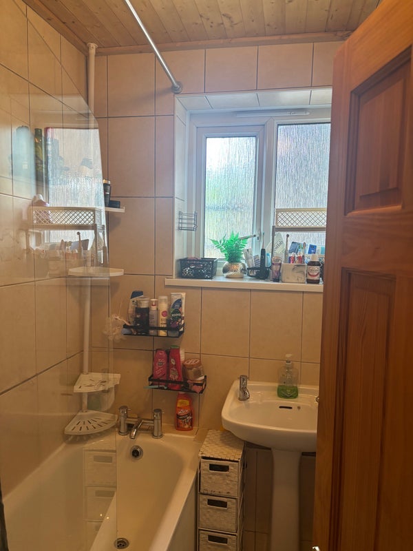 Flat Garratt Lane in Greater London