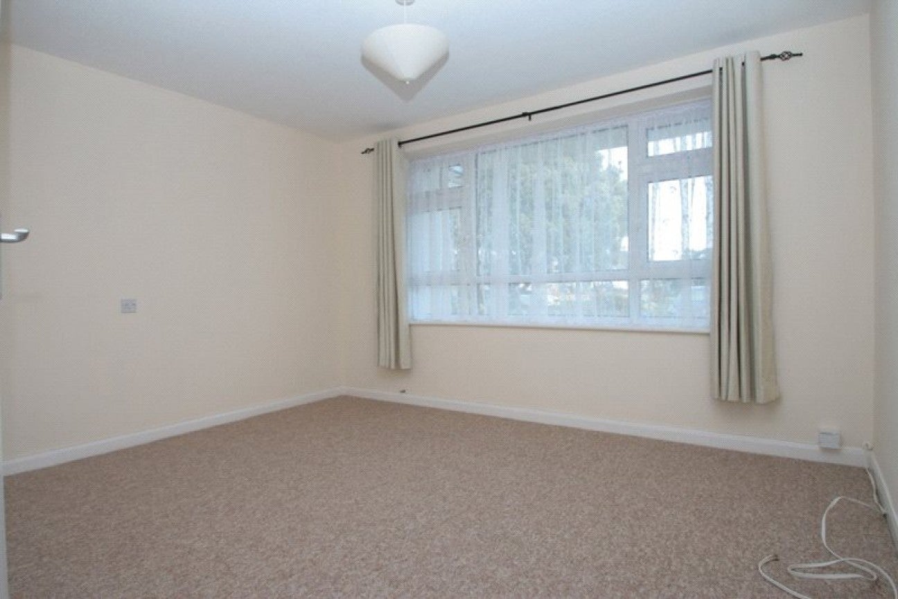 Flat Ashdown Drive in Arun