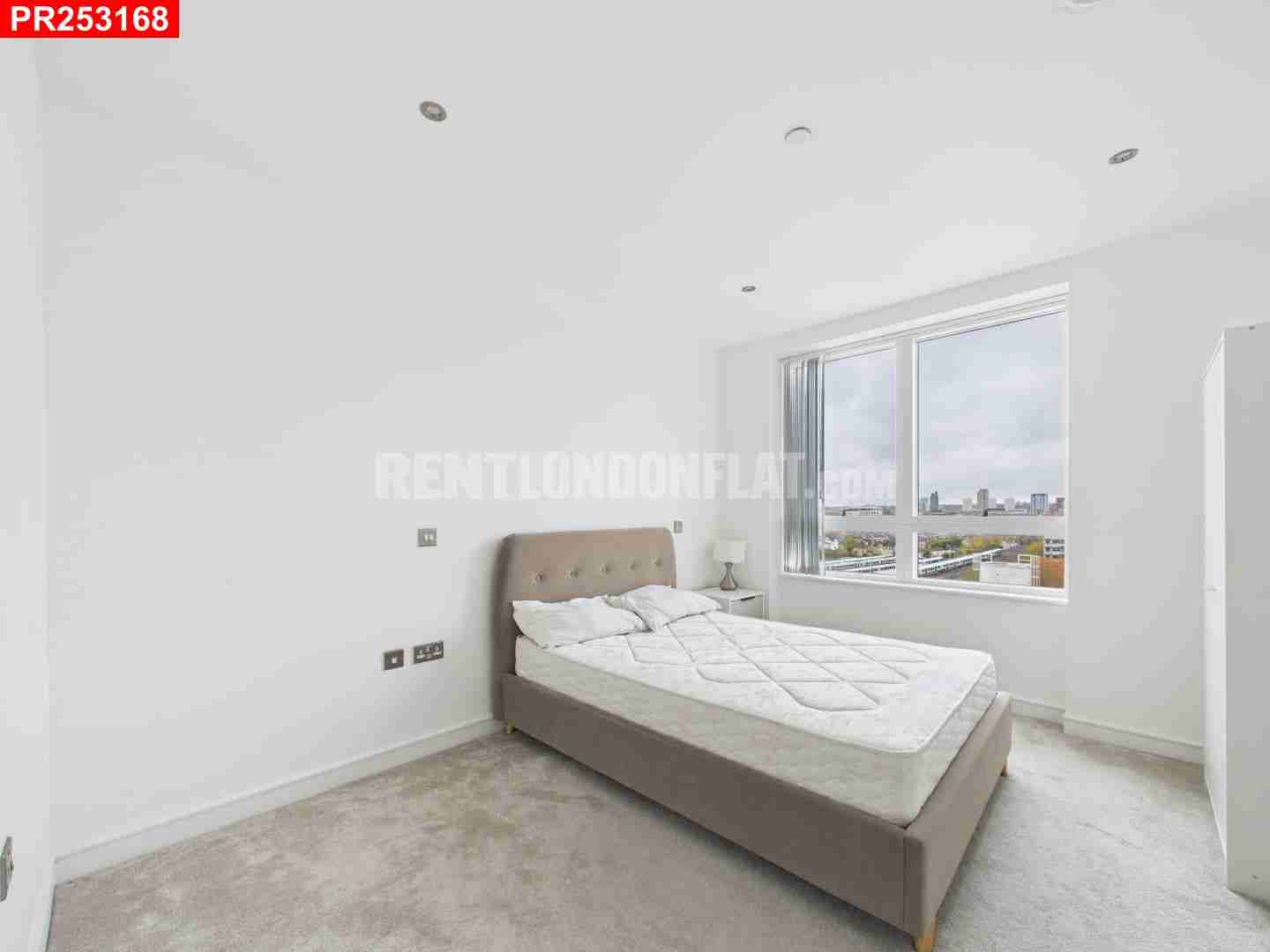 Flat Winstanley Road in Greater London