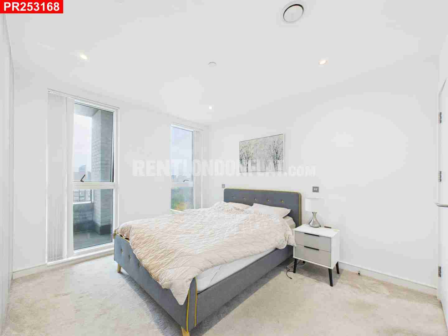 Flat Winstanley Road in Greater London