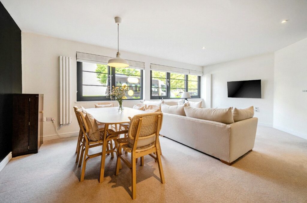 Flat Merlin Road in Rushmoor