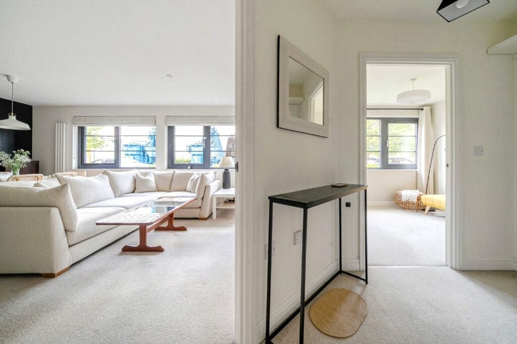 Flat Merlin Road in Rushmoor