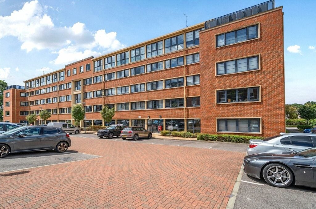 Flat Merlin Road in Rushmoor