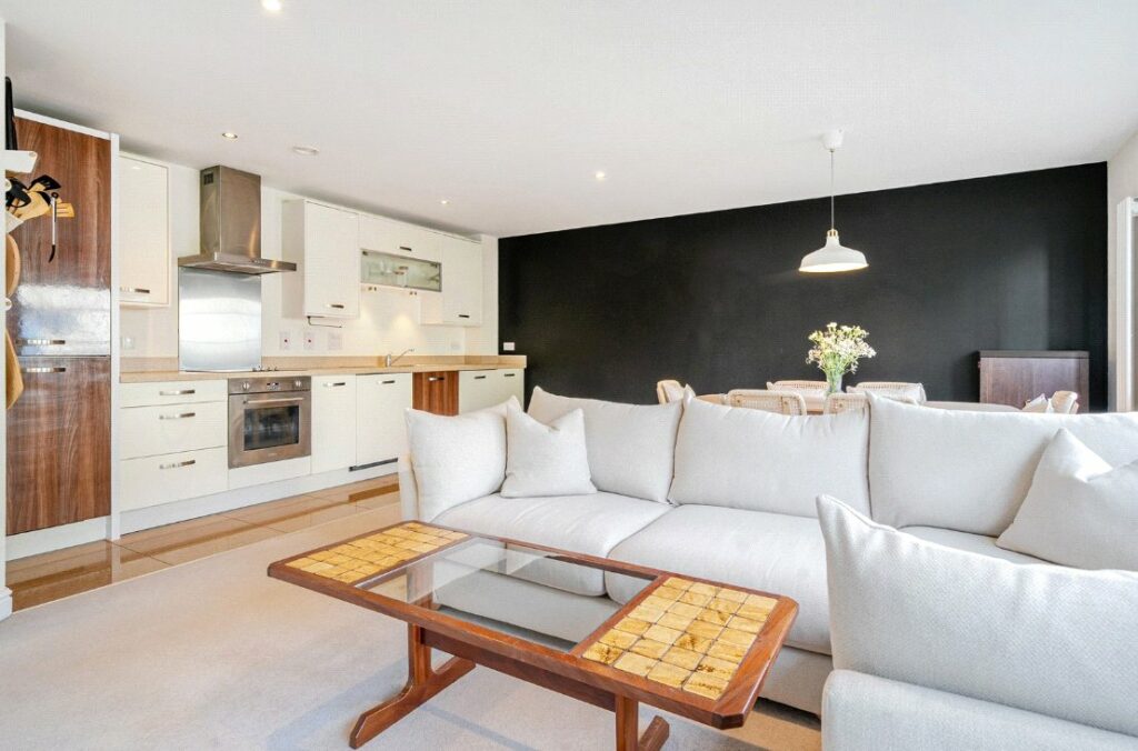 Flat Merlin Road in Rushmoor