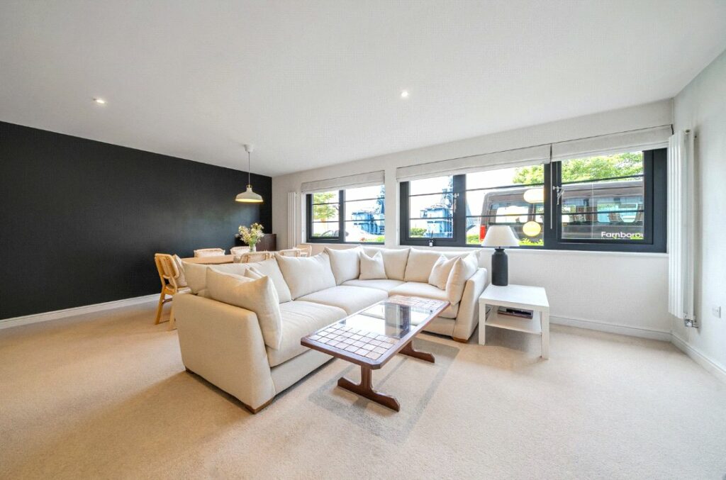 Flat Merlin Road in Rushmoor
