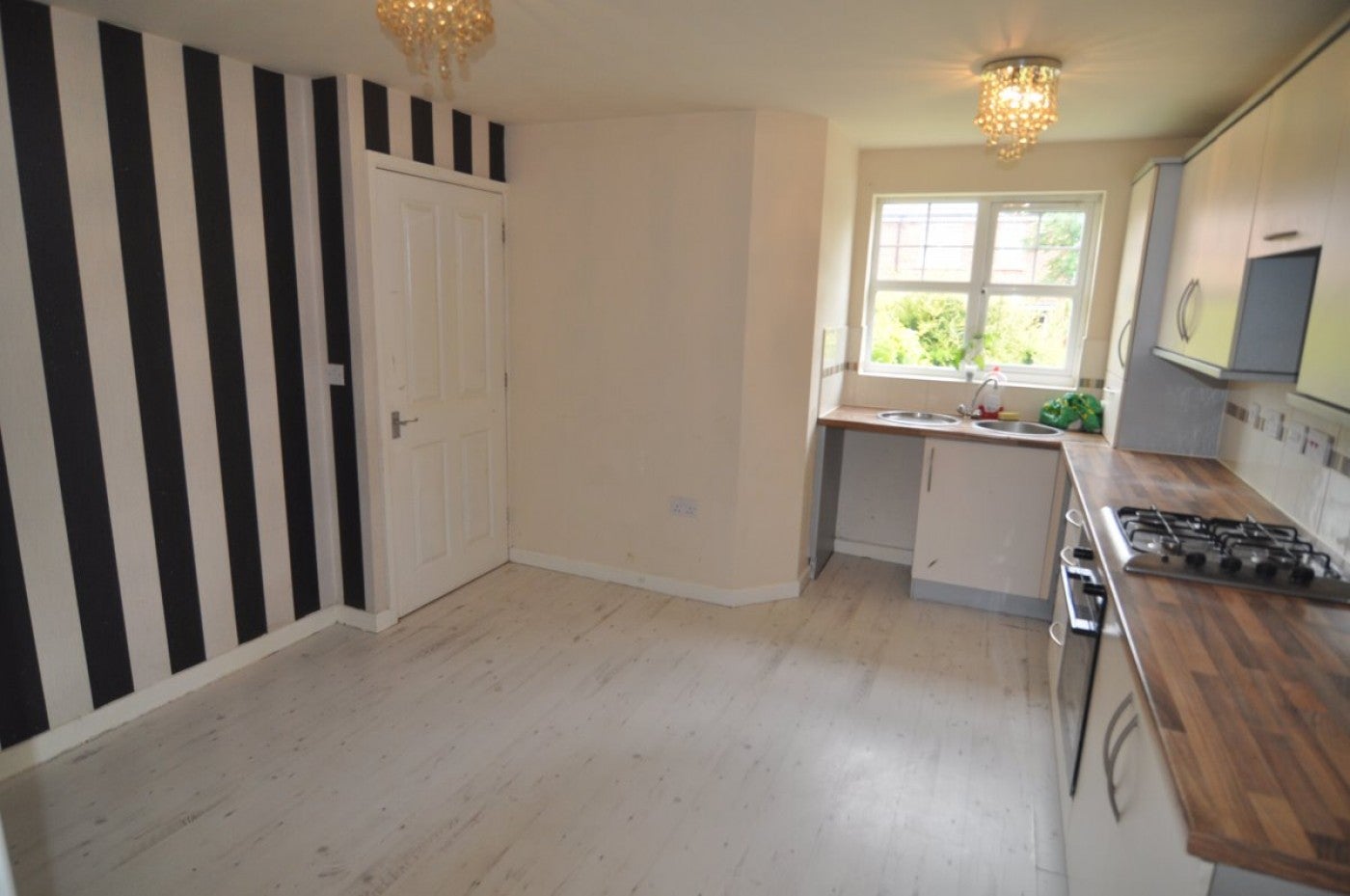 House Dewfield Close in Barnsley