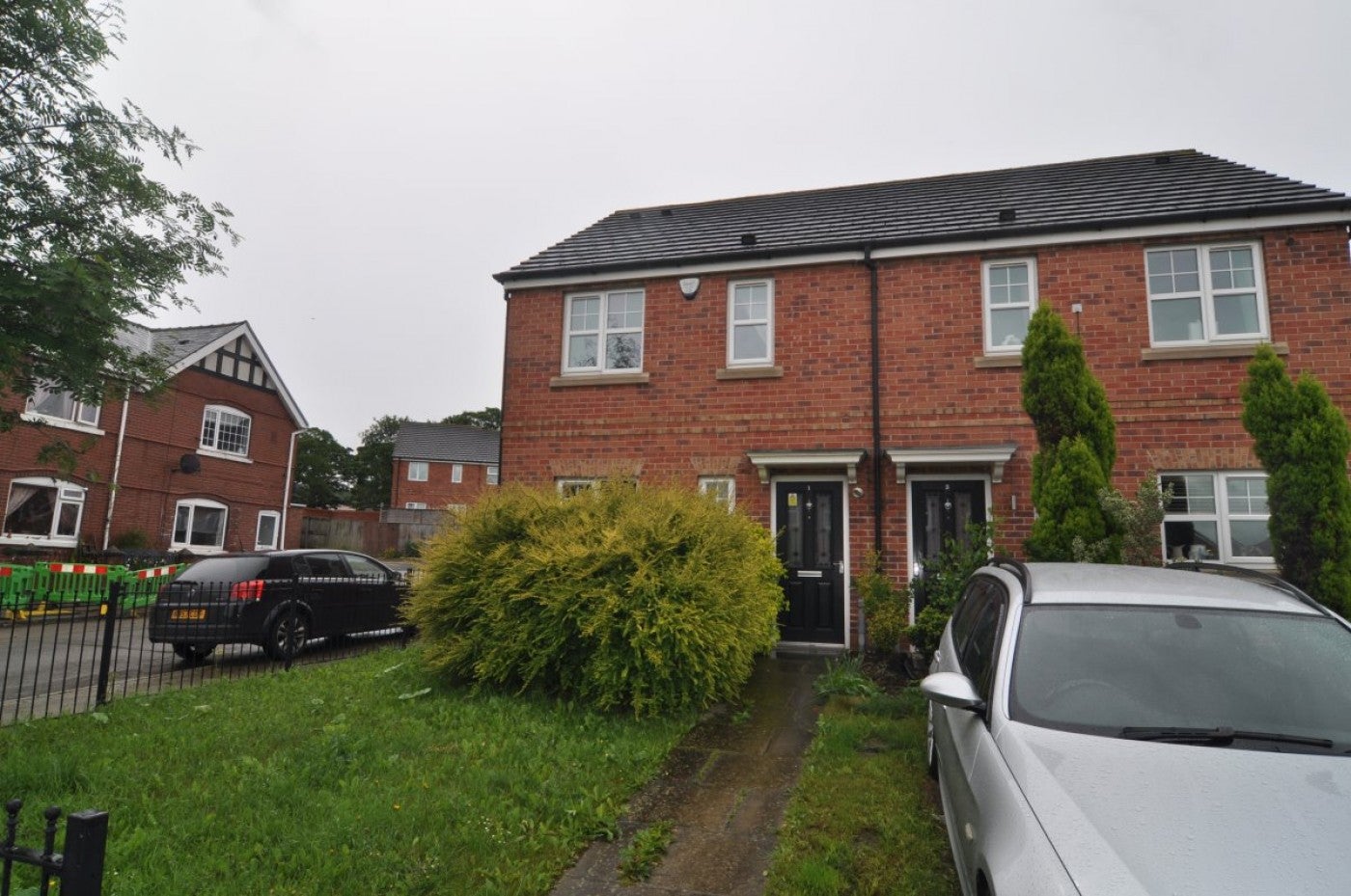House Dewfield Close in Barnsley