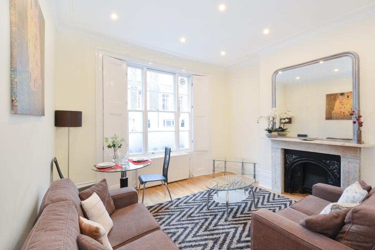 Flat Almeida Street in Greater London