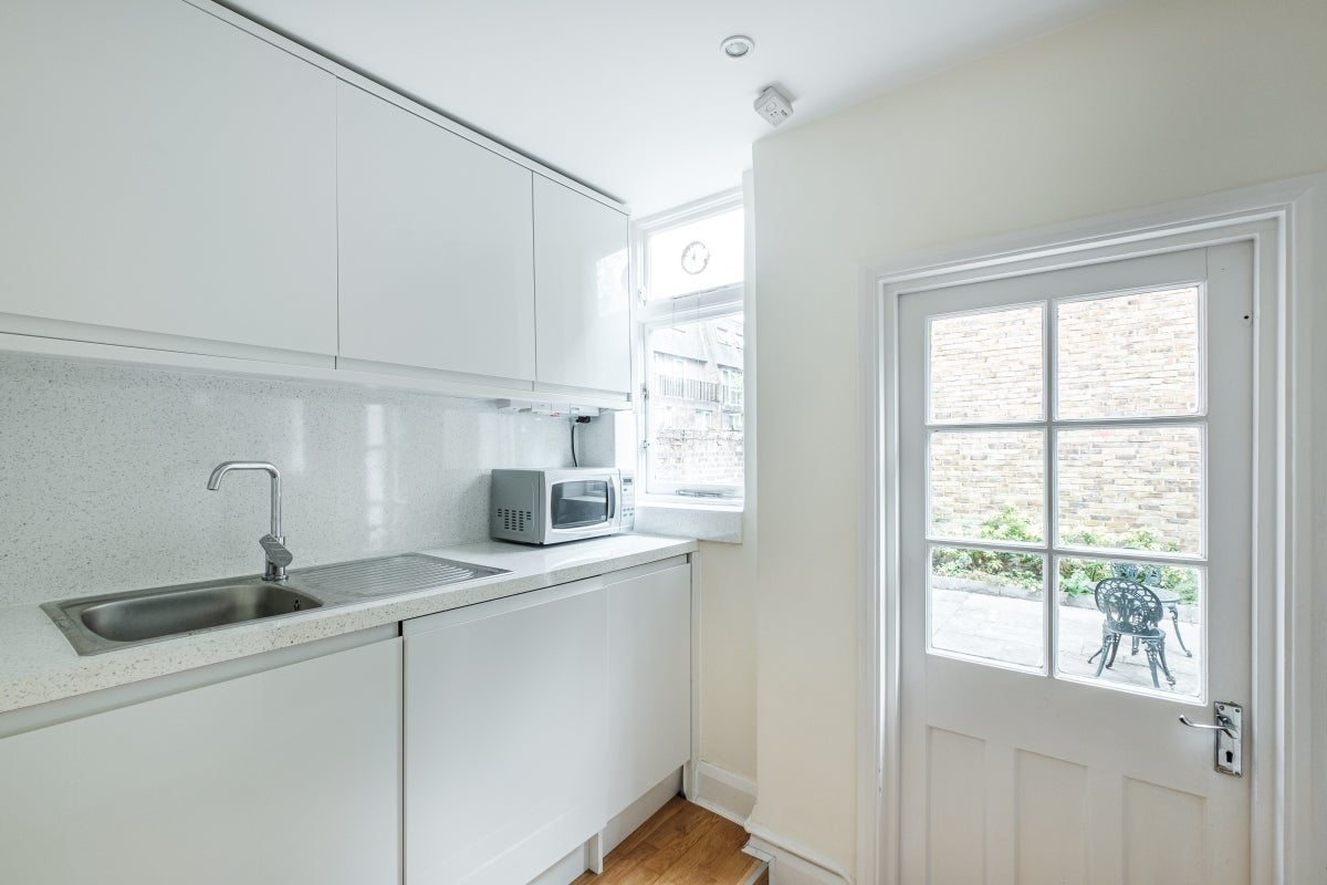 Flat Almeida Street in Greater London