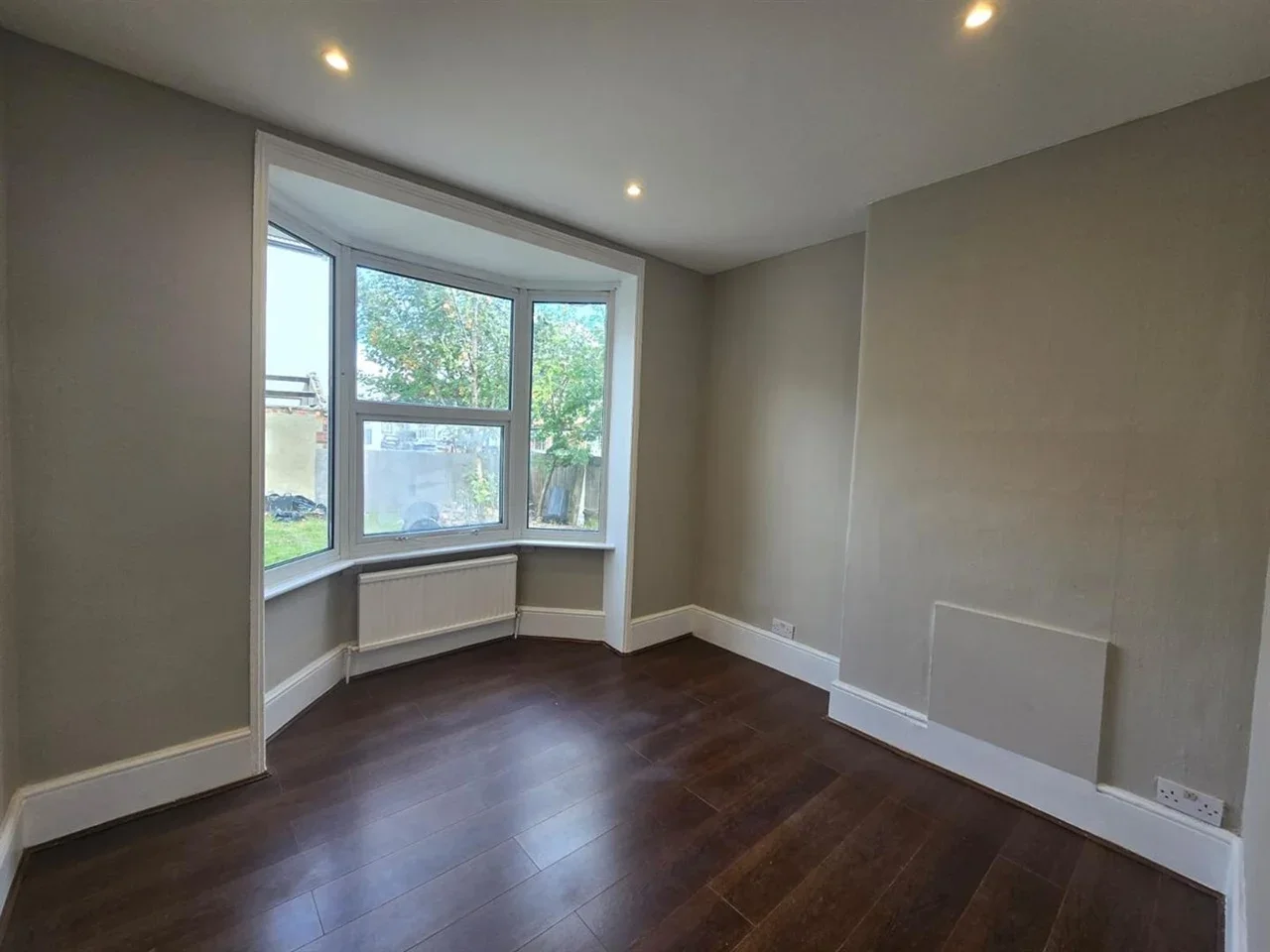 Flat Lonsdale Road in Greater London
