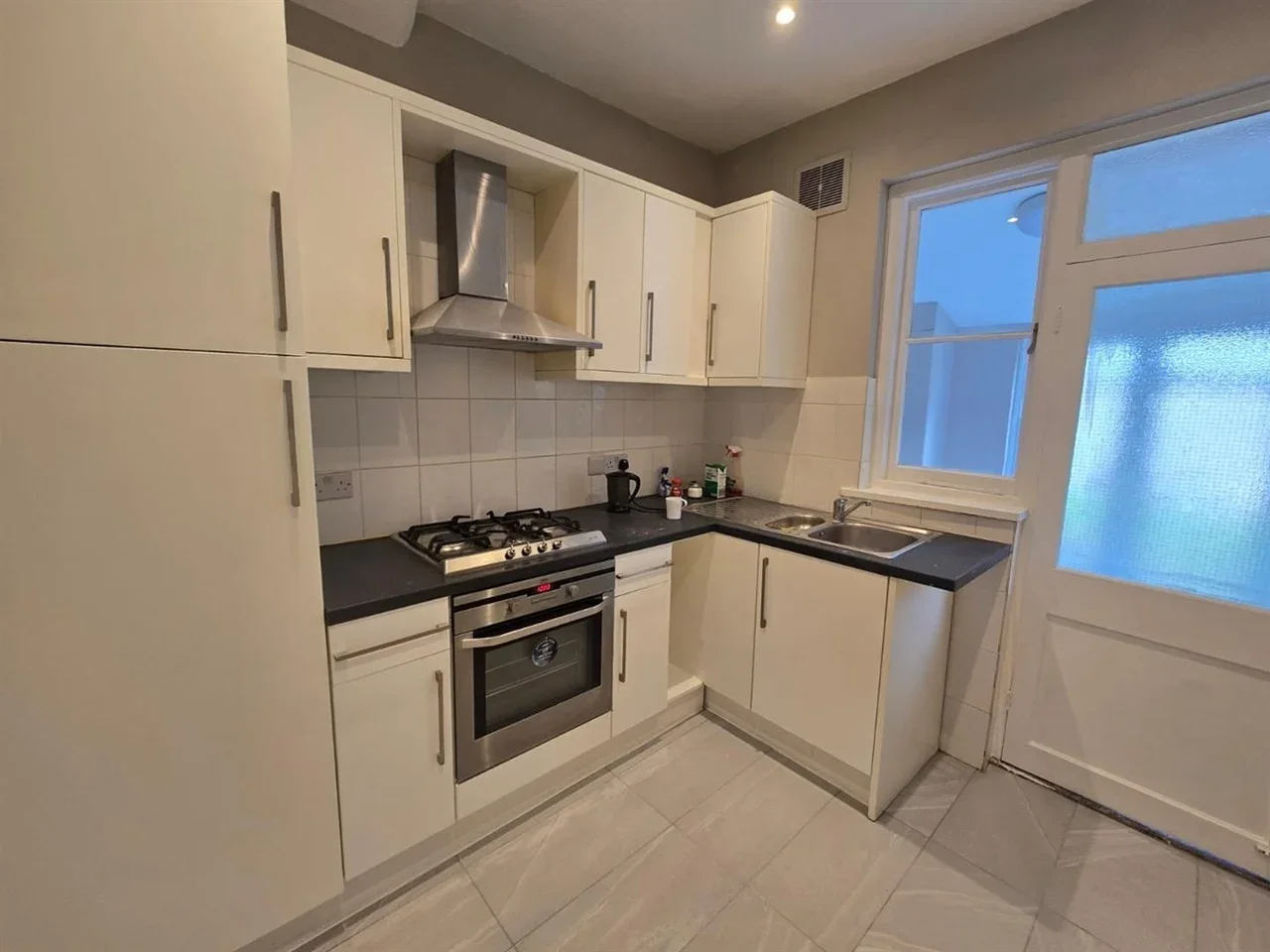 Flat Lonsdale Road in Greater London