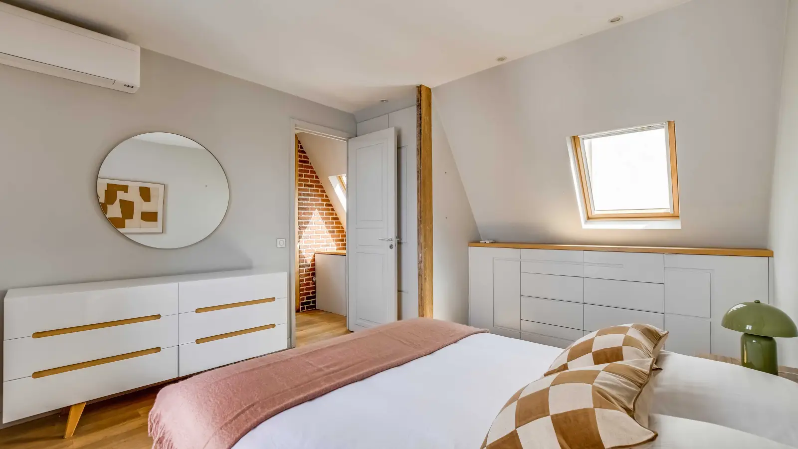 Flat Cour des Petites Écuries in Paris