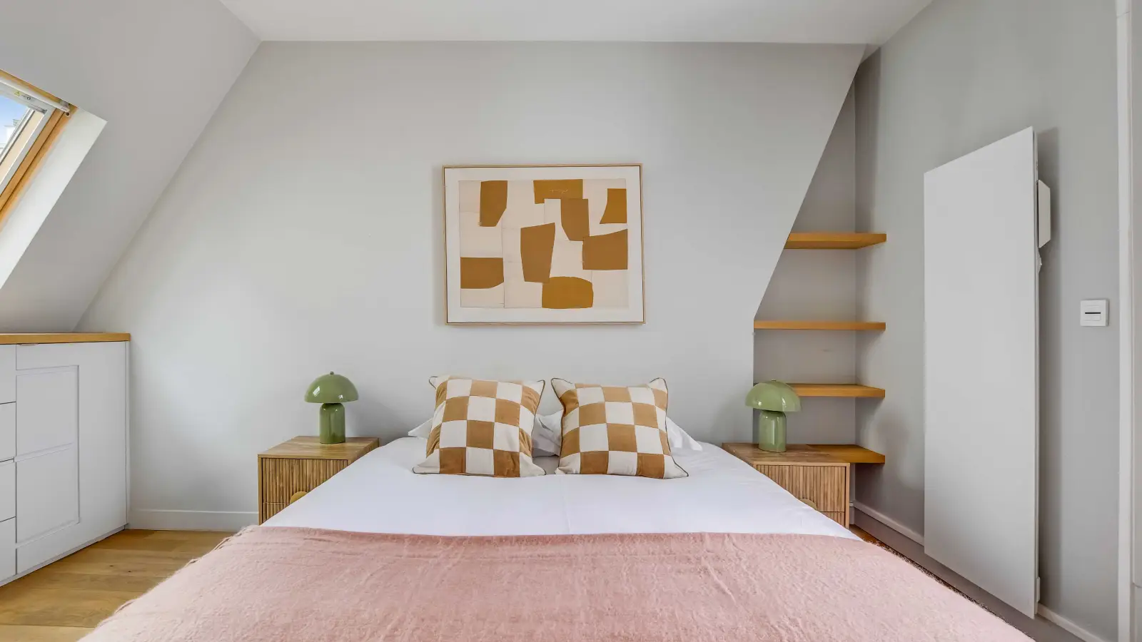 Flat Cour des Petites Écuries in Paris