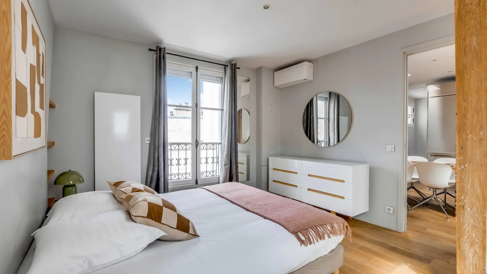Flat Cour des Petites Écuries in Paris