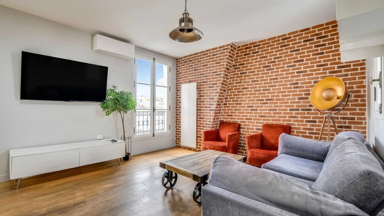 Flat Cour des Petites Écuries in Paris