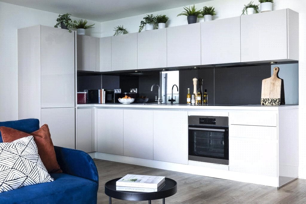 Flat Fairfield Avenue in Borough of Spelthorne