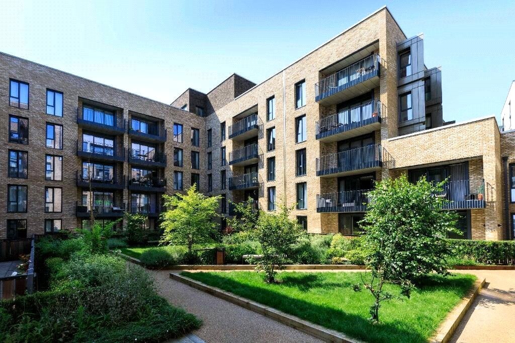 Flat Fairfield Avenue in Borough of Spelthorne