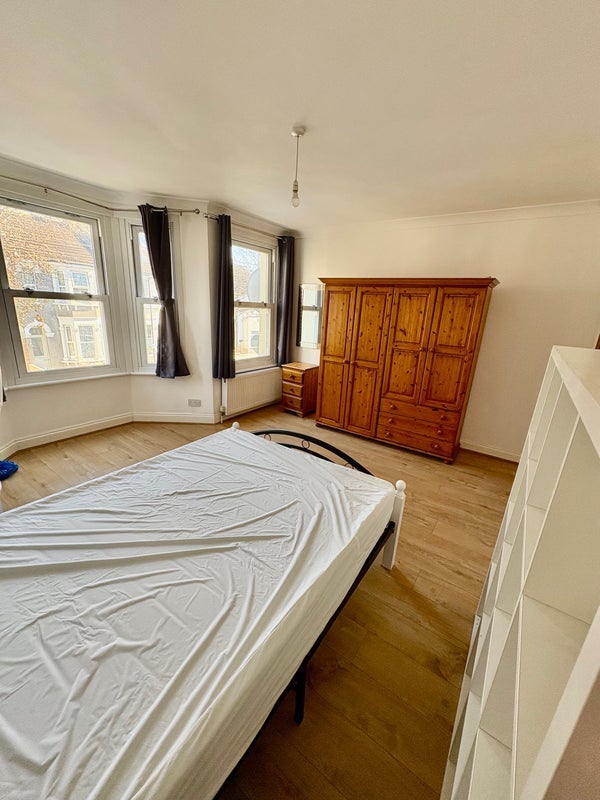 Room East Road in Greater London