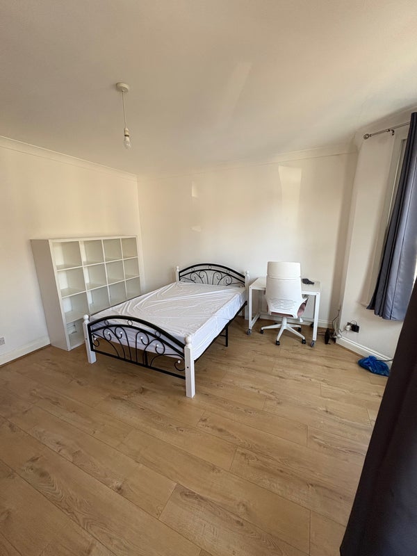 Room East Road in Greater London