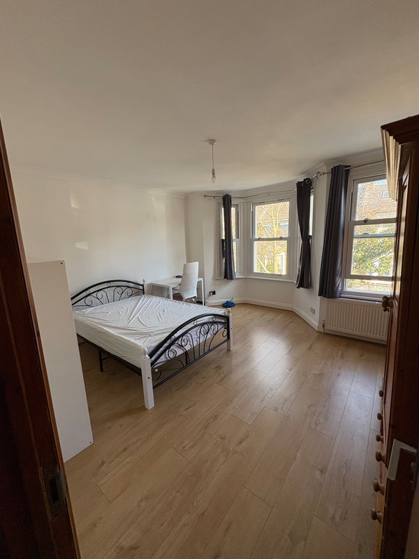 Room East Road in Greater London