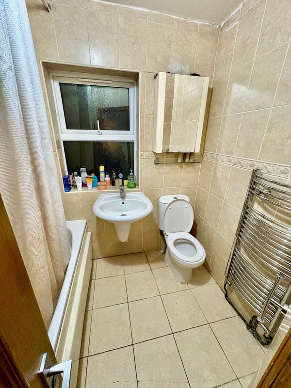 Room East Road in Greater London