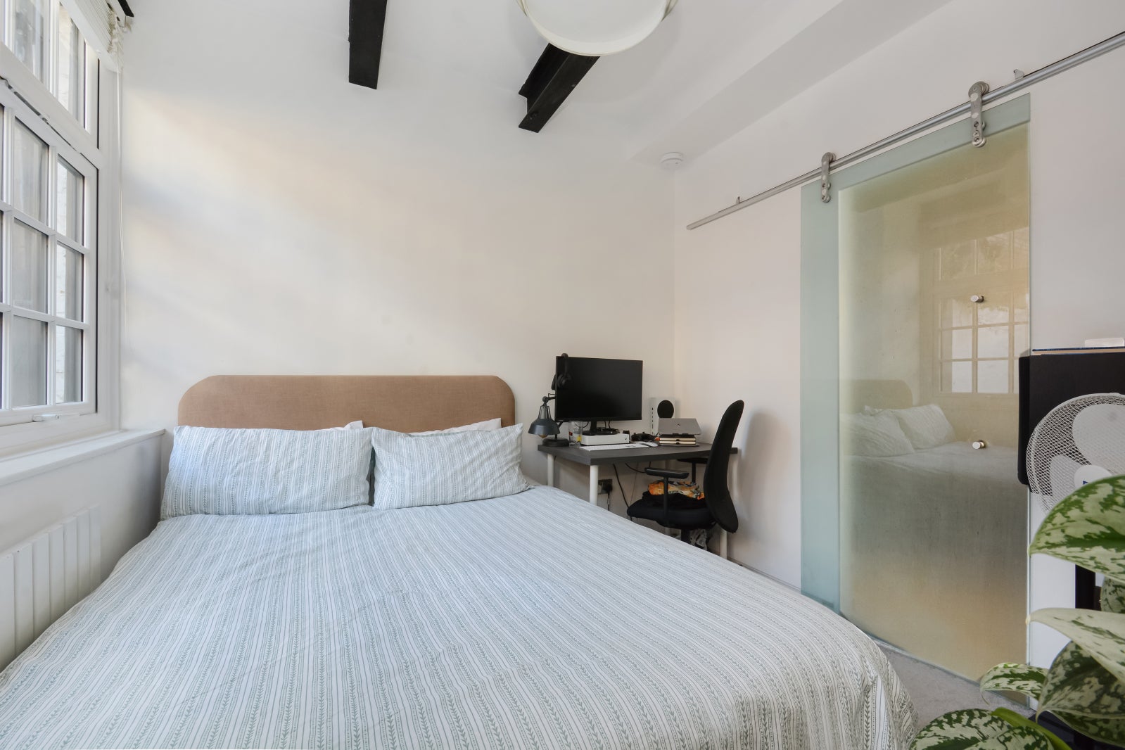 Flat Mansford Street in Greater London